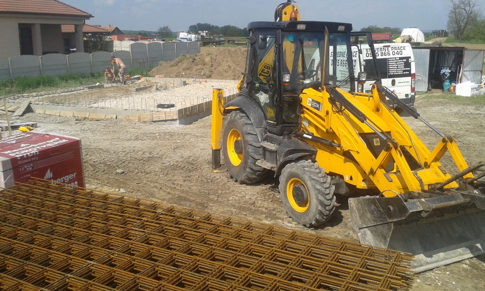 Ponúkame zemné výkopové práce. Bliže informácie 